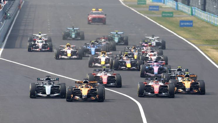 Formula One Japanese Grand Prix - Race McLaren driver Oscar Piastri (C) of Australia seizes the lead after the start of the Formula 1 Japanese Grand Prix at the Suzuka International Racing Course racetrack in Suzuka, Japan, 29 March 2026. SUZUKA Japan  Copyright: xFRANCKxROBICHONx