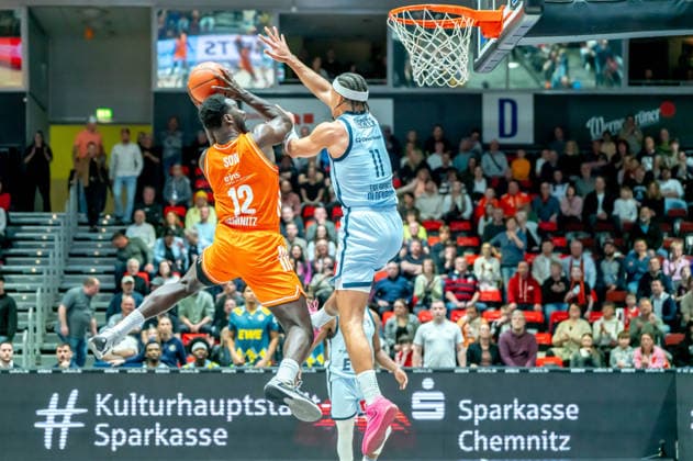 Chemnitz, Germany 28 March 2026 1 BBL 2025 2026 Niners Chemnitz v EWE Baskets Oldenburg Pictured from left in a duel Amadou Sow 99 and Nicholas Tischler EWE Copyright: xFotostandx xNachtigallx