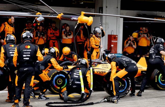 Formula One Japanese Grand Prix - Race McLaren driver Oscar Piastri of Australia arrives for a stop in the box during the Formula 1 Japanese Grand Prix at the Suzuka International Racing Course racetrack in Suzuka, Japan, 29 March 2026. SUZUKA Japan  Copyright: xFRANCKxROBICHONx xPOOLx