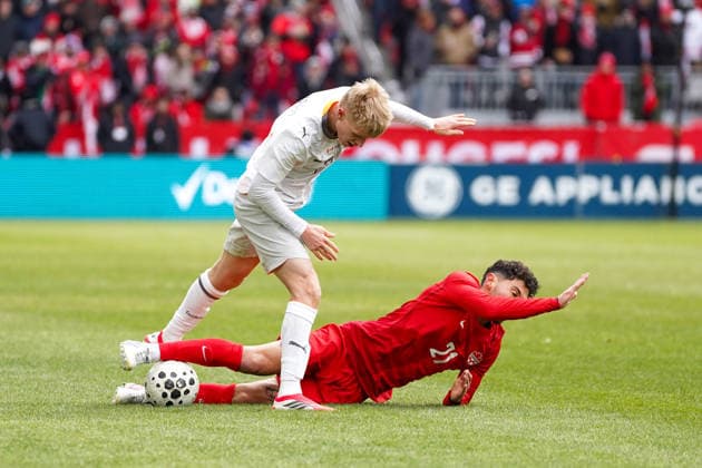 Canada v Iceland - International Friendly, Länderspiel, Nationalmannschaft Match Jonathan Osorio 21 of Canada and Ãsak Bergmann Johannesson 8 of Iceland battle for the ball during the International Friendly match between Canada and Iceland at BMO Filed. on March 28, 2026 in Toronto, Ontario. (Photo by Leonardo Ramirez Eyepix Group) Copyright: xLeonardoxRamirezx xEyepixxGroupx LR28032025-00740