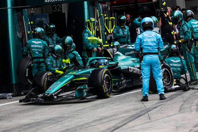F1 - JAPANESE GRAND PRIX 2026 14 ALONSO Fernando (spa), Aston Martin F1 Team AMR26, action, pitlane, pitstop, mechanic, mecanicien, mechanics during the Formula 1 Japanese Grand Prix 2026, 3rd round of the 2026 Formula One World Championship, WM, Weltmeisterschaft from March 27 to 29, 2026 on the Suzuka Circuit, in Suzuka, Japan - SuzukaJapan Copyright: xDPPIx