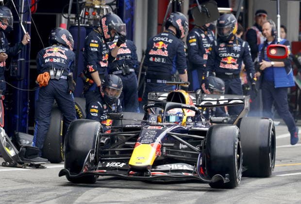 Formula One Japanese Grand Prix - Race Red Bull Racing driver Max Verstappen of Netherlands drives off following a pitstop during the Formula 1 Japanese Grand Prix at the Suzuka International Racing Course racetrack in Suzuka, Japan, 29 March 2026. SUZUKA Japan  Copyright: xFRANCKxROBICHONx xPOOLx