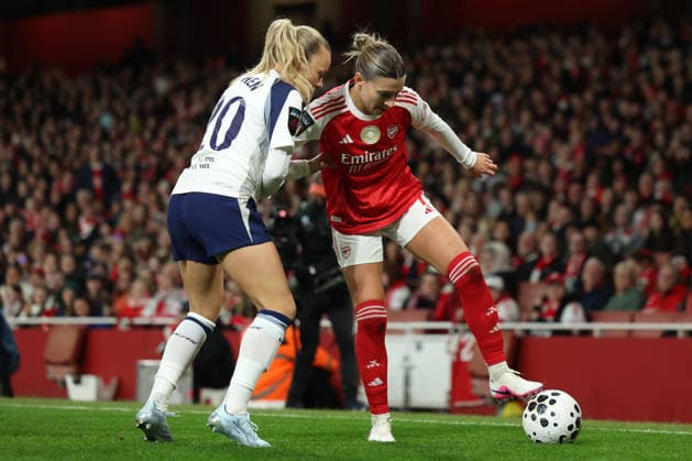 Arsenal v Tottenham Hotspur - Barclays Women s Super League Steph Catley of Arsenal controls the ball while under pressure from Olga Ahtinen of Tottenham Hotspur during the Barclays FA Women s Super League match between Arsenal and Tottenham Hotspur at the Emirates Stadium in London on March 28, 2026. London Greater London United Kingdom  Copyright: xMIxNewsx originalFilename:fletcher-arsenalv260328_npgve.jpg