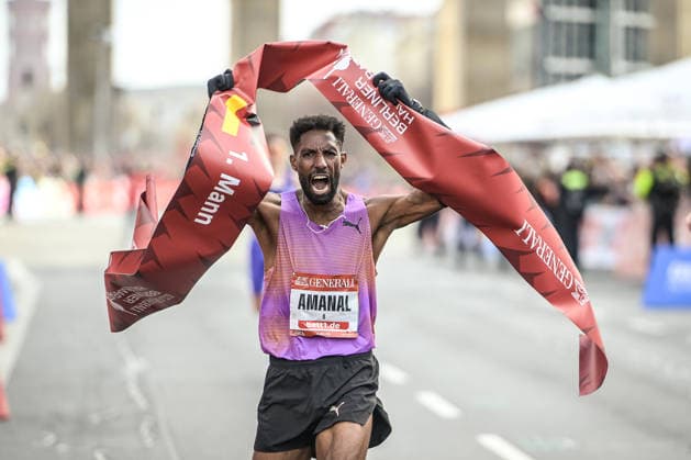 29.03.2026, xlakx, Leichtathletik Marathon, Berliner Halbmarathon 2026, v.l. Zieleinlauf Amanal Petros (GER) 3. Berlin *** 29 03 2026, xlakx, Athletics Marathon, Berlin Half Marathon 2026, v l finish Amanal Petros GER 3 Berlin Daniel Lakomski