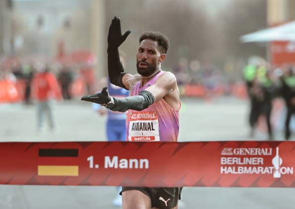 29.03.2026, xlakx, Leichtathletik Marathon, Berliner Halbmarathon 2026, v.l. Zieleinlauf Amanal Petros (GER) 3. Berlin *** 29 03 2026, xlakx, Athletics Marathon, Berlin Half Marathon 2026, v l finish Amanal Petros GER 3 Berlin Daniel Lakomski