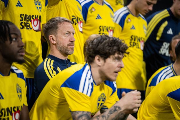 260329 Anthony Elanga, Victor Nilsson Lindelöf and head coach Graham Potter of the Swedish national football team during a team photo session on March 29, 2026 in Stockholm Photo Johanna Säll BILDBYRAN kod JL JM0812 bbeng fotboll football soccer fotball vm kval fifa world cup qualifier lagbild team photo sverige sweden sverige a  Copyright: JOHANNAxSÄLL BB260329BB648