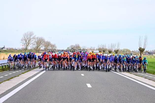 In Flanders Fields From Middelkerke to Wevelgem 2026 Cycling Race WEVELGEM, BELGIUM - MARCH 29 : Illustration picture of the peloton during the 88th edition of In Flanders Fields From Middelkerke to Wevelgem an UCI World Tour 1.UWT one day cycling road race for Men Elite of 240 km with start in Middelkerke and finish in Wevelgem on March 29, 2026 in Wevelgem, Belgium, 29 03 2026 ( Motordriver Guy De Vuyst - Wevelgem Belgium  Copyright: xJanxDexMeuleneirx