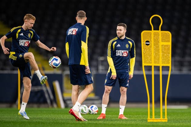 260329 Hugo Larsson and Gabriel Gudmundsson of the Swedish national football team at a training session on March 29, 2026 in Stockholm Photo Johanna Säll BILDBYRAN kod JL JL0610 fotboll football soccer fotball vm kval kval fifa world cup qualifier qualifier träning practice training sverige sweden sverige a bbeng  Copyright: JOHANNAxSÄLL BB260329BB685
