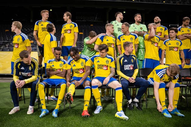 260329 Taha Ali, Anthony Elanga, Victor Nilsson Lindelöf and head coach Graham Potter of the Swedish national football team during a team photo session on March 29, 2026 in Stockholm Photo Johanna Säll BILDBYRAN kod JL JM0812 bbeng fotboll football soccer fotball vm kval fifa world cup qualifier lagbild team photo sverige sweden sverige a  Copyright: JOHANNAxSÄLL BB260329BB689