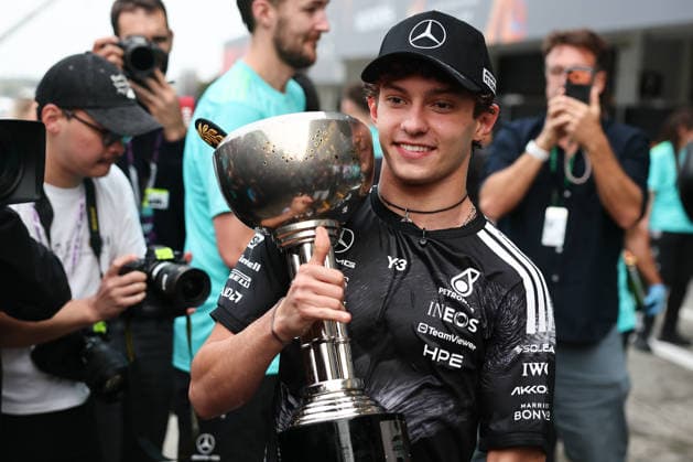 F1 Japanese Grand Prix 2026 Andrea Kimi Antonelli of Mercedes celebrates with the team after the Formula 1 Japanese Grand Prix at Suzuka Circuit in Suzuka, Japan on March 29, 2026. Suzuka Japan  Copyright: xJakubxPorzyckix originalFilename:porzycki-f1japane260329_npm3D.jpg