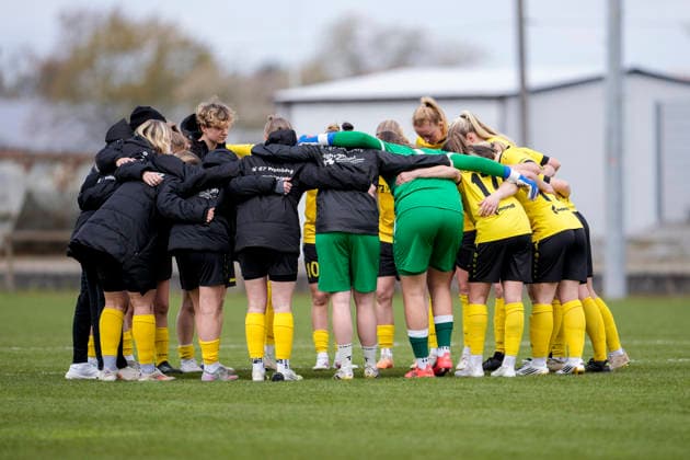 Players from SV 67 Weinberg, swear in with a team circle before kick-off, circle, team circle, concentration, camaraderie, speech, motivation, 29 03 2026, St Leon Rot Germany , Football, Women, Regionalliga Süd, TSG 1899 Hoffenheim U20 SV 67 Weinberg, 29 03 2026, St Leon Rot Germany , Soccer, Women, Regionalliga Süd, TSG 1899 Hoffenheim U20 SV 67 Weinberg, DFB DFL REGULATIONS PROHIBIT ANY USE OF PHOTOGRAPHS AS IMAGE SEQUENCES AND OR QUASI VIDEO xozx