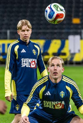 STOCKHOLM 20260329 Daniel Svensson och Herman Johansson under söndagens träning med fotbollslandslaget pa Strawberry Arena inför playoff-finalen mot Polen. STOCKHOLM SVERIGE x10090x *** STOCKHOLM 20260329 Daniel Svensson and Herman Johansson during Sundays training with the national football team at Strawberry Arena ahead of the playoff final against Poland STOCKHOLM SWEDEN x10090x  Copyright: xClaudioxBresciani TTx FOTBOLLSLANDSLAGET TRÄNAR INFÖR PLAYOFF-FINALEN