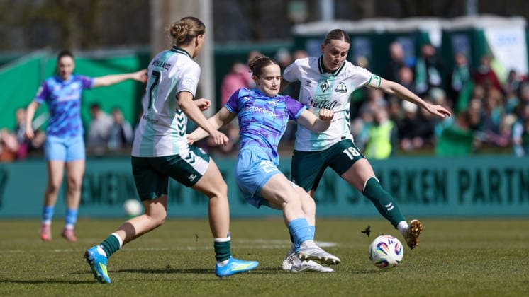 from left Larissa Mühlhaus SV Werder Bremen, 7 , Paulina Platner SGS Essen, 25 and Lina Hausicke SV Werder Bremen, 18 in duel, duel, dynamics, action, action scene, THE DFB REGULATIONS PROHIBIT ANY USE OF PHOTOGRAPHS AS IMAGE SEQUENCES AND OR QUASI VIDEO , 29 03 2026, Bremen Germany , Football, Google Pixel Womens Bundesliga, SV Werder Bremen SGS Essen xobx