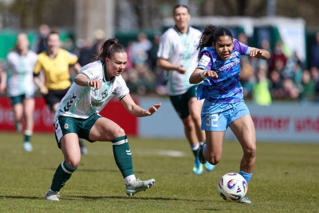 from left Maja Sternad SV Werder Bremen, 11 and Ella Touon SGS Essen, 32 in a duel, dynamic, action, action, game scene, THE DFB REGULATIONS PROHIBIT ANY USE OF PHOTOGRAPHS AS IMAGE SEQUENCES AND OR QUASI VIDEO , 29 03 2026, Bremen Germany , Football, Google Pixel Womens Bundesliga, SV Werder Bremen SGS Essen xobx