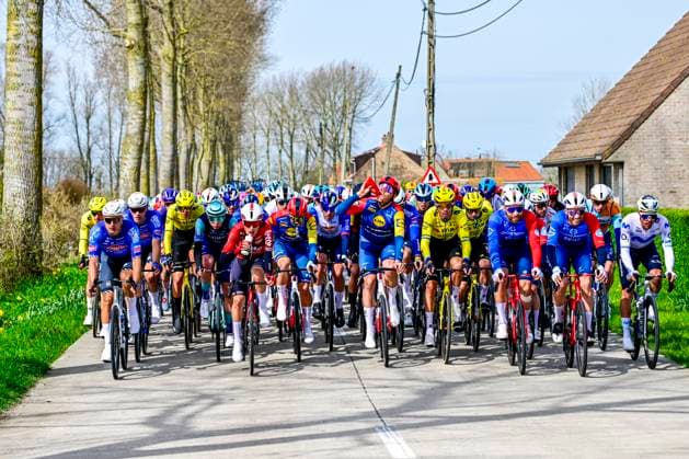 In Flanders Fields From Middelkerke to Wevelgem 2026 Cycling Race WEVELGEM, BELGIUM - MARCH 29 : Illustration picture of the peloton during the 88th edition of In Flanders Fields From Middelkerke to Wevelgem an UCI World Tour 1.UWT one day cycling road race for Men Elite of 240 km with start in Middelkerke and finish in Wevelgem on March 29, 2026 in Wevelgem, Belgium, 29 03 2026 ( Motordriver Guy De Vuyst - Wevelgem Belgium  Copyright: xJanxDexMeuleneirx