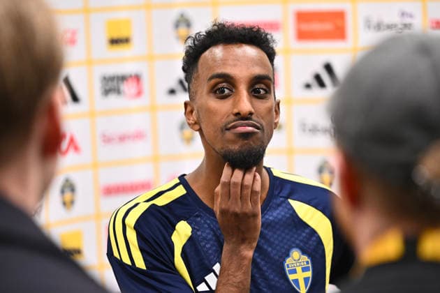 STOCKHOLM 20260329 Taha Ali at a press conference after Sundays training with the national soccer team at Strawberry Arena ahead of the playoff final against Poland STOCKHOLM SWEDEN x10090x  Copyright: xClaudioxBresciani TTx FOTBOLLSLANDSLAGET TRÄNAR INFÖR PLAYOFF-FINALEN
