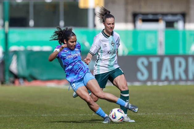 from left Ella Touon SGS Essen, 32 and Maja Sternad SV Werder Bremen, 11 in a duel, dynamic, action, action, game scene, THE DFB REGULATIONS PROHIBIT ANY USE OF PHOTOGRAPHS AS IMAGE SEQUENCES AND OR QUASI VIDEO , 29 03 2026, Bremen Germany , Football, Google Pixel Womens Bundesliga, SV Werder Bremen SGS Essen xobx
