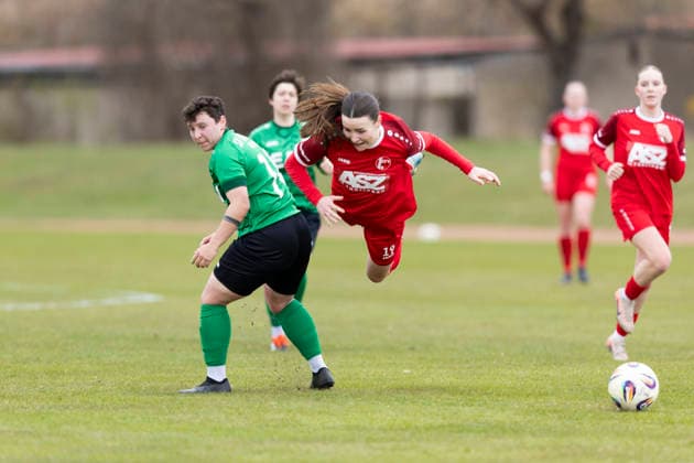 Regionalliga Nordost Frauen 1 FFV Erfurt vs SV Eintracht Leipzig Südk Erfurt 29 03 2026 Jennifer Weber 14 SV Eintracht Leipzig Süd vs Lea Schrenk 19 1 FFV Erfurt Regionalliga Nordost Frauen 1 FFV Erfurt vs SV Eintracht Leipzig Süd Sportforum Johannesplatz Erfurt 29 03 2026 Copyright: xBEAUTIFULxSPORTS Duehringx