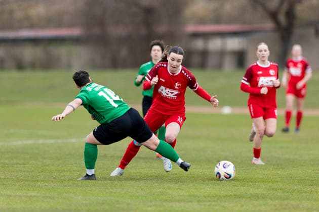 Regionalliga Nordost Frauen 1 FFV Erfurt vs SV Eintracht Leipzig Südk Erfurt 29 03 2026 Jennifer Weber 14 SV Eintracht Leipzig Süd vs Lea Schrenk 19 1 FFV Erfurt Regionalliga Nordost Frauen 1 FFV Erfurt vs SV Eintracht Leipzig Süd Sportforum Johannesplatz Erfurt 29 03 2026 Copyright: xBEAUTIFULxSPORTS Duehringx