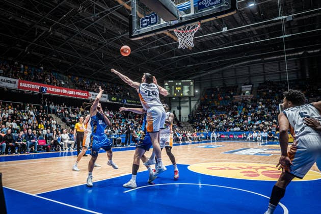 29 03 2026, xhfmx, Basketball easyCredit BBL Bundesliga, Frankfurt Skyliners Rostock Seawolves v l Tyger Campbell Skyliners Frankfurt , Owen Klassen Rostock Seawolves DFL DFB REGULATIONS PROHIBIT ANY USE OF PHOTOGRAPHS as IMAGE SEQUENCES and or QUASI VIDEO Frankfurt am Main