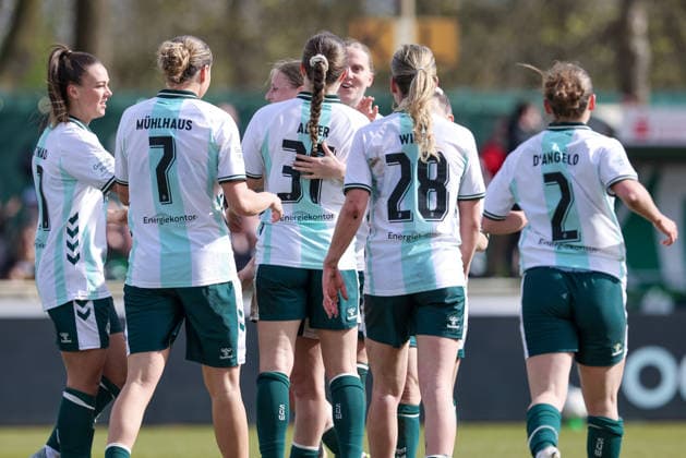 SV Werder Bremen players with goal celebration, cheering, jubilant, optimistic, match scene, highlight, joy over the 1-0 goal, THE DFB REGULATIONS PROHIBIT ANY USE OF PHOTOGRAPHS AS IMAGE SEQUENCES AND OR QUASI VIDEO , 29 03 2026, Bremen Germany , Football, Google Pixel Womens Bundesliga, SV Werder Bremen SGS Essen xobx