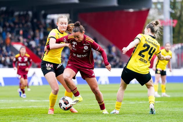 Switzerland AXA Womens Cup Final 2025 26, BSC YB Women vs Servette FC Chenois Feminin Schützenwiese, Winterthur Noa Linn Münger Noa Linn Munger 8 Young Boys and Paula Serrano 19 Servette battle for the ball duel Copyright: xDanielaxPorcellix