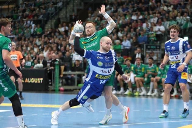Handball DAIKIN HBL, SC DHfK Leipzig ThSV Eisenach 29 03 2026 Peter Walz 14, ThSV Eisenach comes to throw against Tomas Piroch 7, SC DHfK Leipzig Handball, DAIKIN HBL, 1 Bundesliga, Season 2025 2026, 26 Matchday SC DHfK Leipzig vs ThSV Eisenach on 29 03 2026 at Quarterback Immobilien Arena Leipzig Copyright: xBEAUTIFULxSPORTS JanxKaeferx