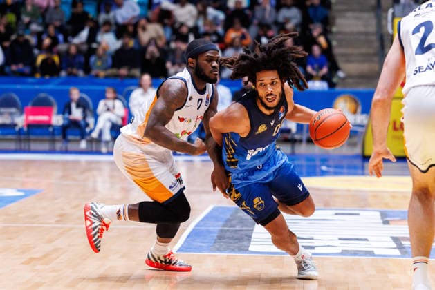 easycredit BBL, Frankfurt Skyliners Rostock Seawolves, 29 03 2026 Tyger Campbell Frankfurt Skyliners, 00 in the build-up against TJ Crockett Jr Rostock Seawolves, 0 Game of the easycredit BBL Frankfurt Skyliners Rostock Seawolves on Matchday 26 of the 25 26 season at the Süwag Energie ARENA on 29 03 2026 Copyright: xBEAUTIFULxSPORTS Hahnex