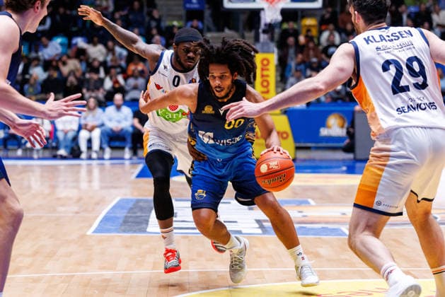 easycredit BBL, Frankfurt Skyliners Rostock Seawolves, 29 03 2026 Tyger Campbell Frankfurt Skyliners, 00 in the build-up against TJ Crockett Jr Rostock Seawolves, 0 Game of the easycredit BBL Frankfurt Skyliners Rostock Seawolves on Matchday 26 of the 25 26 season at Süwag Energie ARENA on 29 03 2026 Copyright: xBEAUTIFULxSPORTS Hahnex
