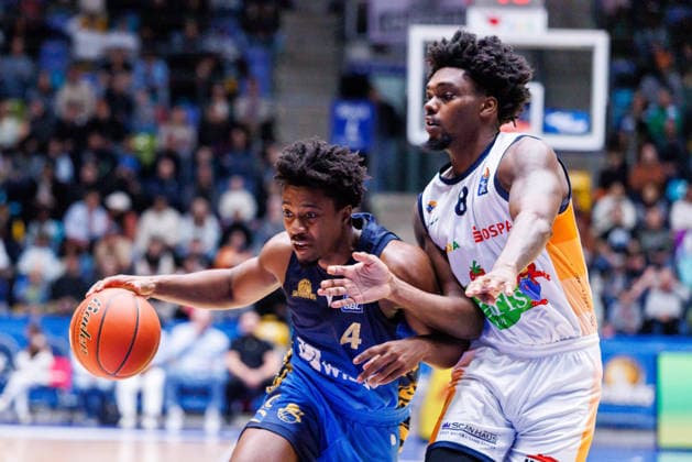 easycredit BBL, Frankfurt Skyliners Rostock Seawolves, 29 03 2026 Nahiem Alleyne Frankfurt Skyliners, 4 pulls to the basket against Kassim Nicholson Rostock Seawolves, 8 Game of the easycredit BBL Frankfurt Skyliners Rostock Seawolves on Matchday 26 of the 25 26 season at Süwag Energie ARENA on 29 03 2026 Copyright: xBEAUTIFULxSPORTS Hahnex