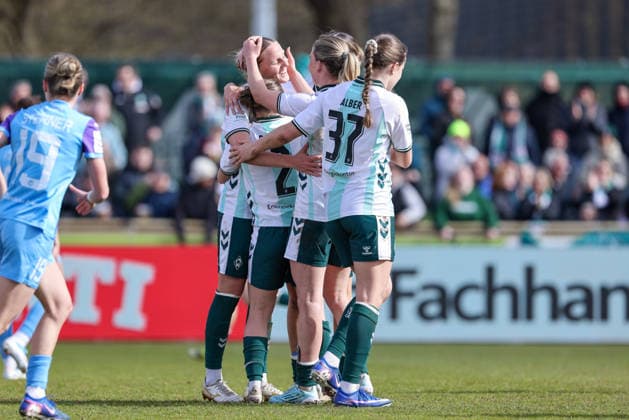 from left goal scorer Lina Hausicke SV Werder Bremen, 18 and players of SV Werder Bremen with goal celebration, cheering, jubilant, optimistic, game scene, highlight, joy about the goal to 2 0, THE DFB REGULATIONS PROHIBIT ANY USE OF PHOTOGRAPHS AS IMAGE SEQUENCES AND OR QUASI VIDEO , 29 03 2026, Bremen Germany , Football, Google Pixel Womens Bundesliga, SV Werder Bremen SGS Essen xobx