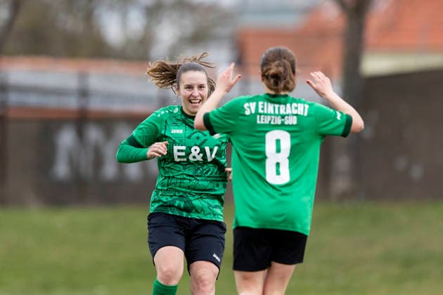 Regionalliga Nordost Frauen 1 FFV Erfurt vs SV Eintracht Leipzig Südk Erfurt 29 03 2026 Cheers, 0 1 by Carla Ruf 8 SV Eintracht Leipzig Süd and Maleen Jankowski 13 SV Eintracht Leipzig Süd left Regionalliga Nordost Frauen 1 FFV Erfurt vs SV Eintracht Leipzig Süd Sportforum Johannesplatz Erfurt 29 03 2026 Copyright: xBEAUTIFULxSPORTS Duehringx