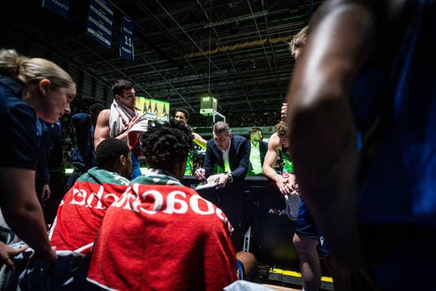 29 03 2026, xhfmx, Basketball easyCredit BBL Bundesliga, Frankfurt Skyliners Rostock Seawolves Klaus Perwas Coach Skyliners Frankfurt with announcement to his team DFL DFB REGULATIONS PROHIBIT ANY USE OF PHOTOGRAPHS as IMAGE SEQUENCES and or QUASI VIDEO Frankfurt am Main