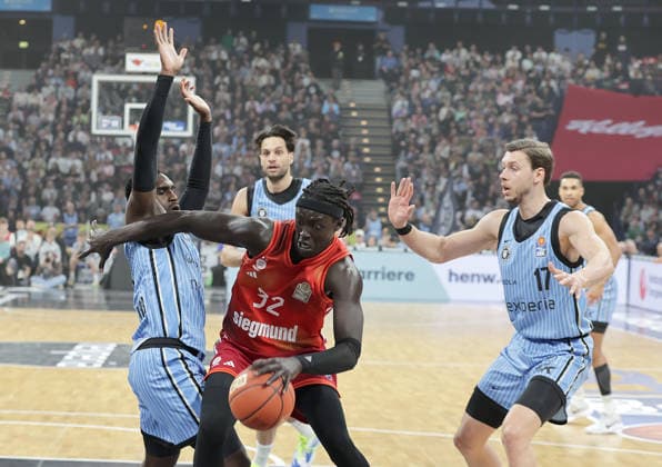 Osaro Juergen Rich Veolia Towers Hamburg , Wenyen Gabriel FC Bayern Muenchen , 17 Basketball, Men, Season 2025 2026, easyCredit Basketball Bundesliga, Basketball, Veolia Hamburg Towers vs FC Bayern Muenchen