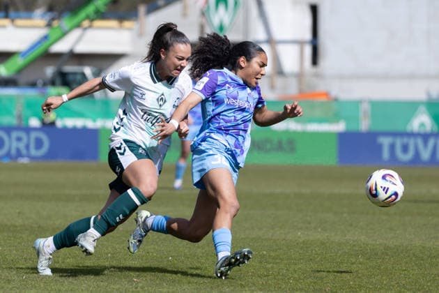 Germany Football Google Pixel Womens Bundesliga 2025 26, 22 Matchday SV Werder Bremen vs SGS Essen Weserstadion Platz 11 Bremen Ella Touon SGS Essen, 32 Maja Sternad SV Werder Bremen, 11 Copyright: xAylinxKreutzsteinx