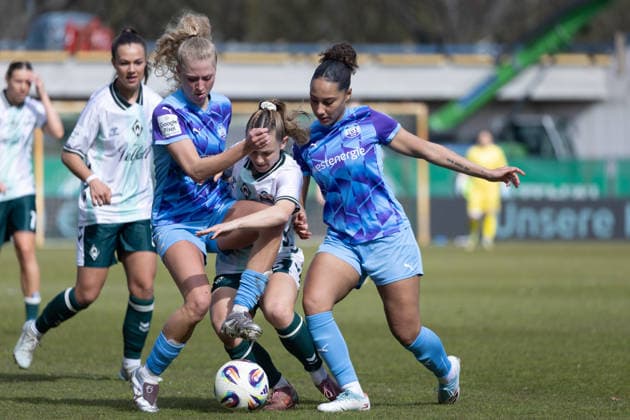 Germany Soccer Google Pixel Womens Bundesliga 2025 26, 22 Matchday SV Werder Bremen vs SGS Essen Weserstadion Place 11 Bremen Michelle Weiß SV Werder Bremen, 15 Vanessa Fürst Vanessa Furst SGS Essen, 8 Julie Terlinden SGS Essen, 2 Copyright: xAylinxKreutzsteinx