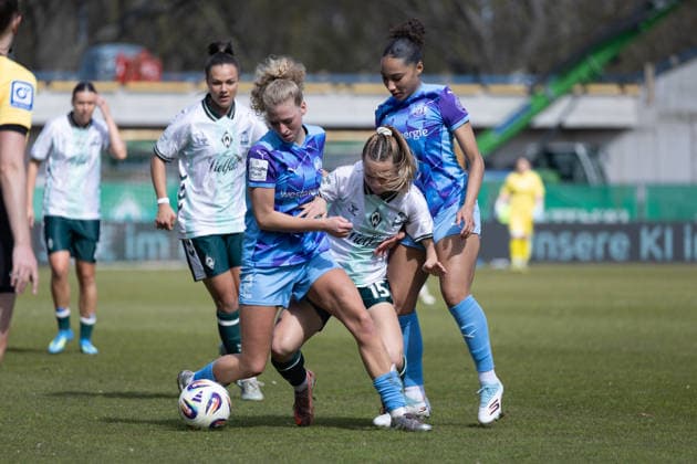 Germany Soccer Google Pixel Womens Bundesliga 2025 26, 22 Matchday SV Werder Bremen vs SGS Essen Weserstadion Place 11 Bremen Michelle Weiß SV Werder Bremen, 15 Vanessa Fürst Vanessa Furst SGS Essen, 8 Julie Terlinden SGS Essen, 2 Copyright: xAylinxKreutzsteinx