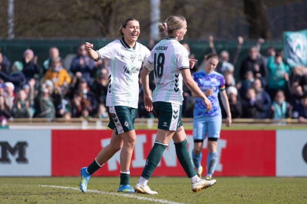 Germany Soccer Google Pixel Womens Bundesliga 2025 26, 22 Matchday SV Werder Bremen vs SGS Essen Weserstadion Place 11 Bremen Lina Hausicke SV Werder Bremen, 18 Larissa Mühlhaus Larissa Muhlhaus SV Werder Bremen, 7 Cheers, emotions, joy Copyright: xAylinxKreutzsteinx