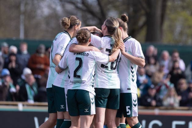 Germany Soccer Google Pixel Womens Bundesliga 2025 26, 22 Matchday SV Werder Bremen vs SGS Essen Weserstadion Place 11 Bremen Lina Hausicke SV Werder Bremen, 18 Larissa Mühlhaus Larissa Muhlhaus SV Werder Bremen, 7 Cheers, emotions, joy Copyright: xAylinxKreutzsteinx
