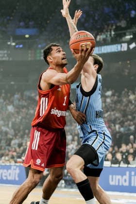 Germany easyCredit BBL, Main Round 2025 26, 22 Matchday Veolia Towers Hamburg vs FC Bayern Munich Basketball Barclays Arena Hamburg Oscar da Silva FC Bayern Munich Basketball, 1 , Jan Niklas Wimberg Veolia Towers Hamburg, 17 Copyright: xStefanxTrochax