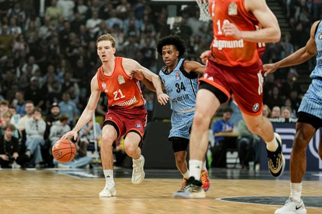 Germany easyCredit BBL, Main Round 2025 26, 22 Matchday Veolia Towers Hamburg vs FC Bayern Munich Basketball Barclays Arena Hamburg Justus Hollatz FC Bayern Munich Basketball, 21 , Ross Williams Veolia Towers Hamburg, 34 , Andreas Obst FC Bayern Munich Basketball, 13 Copyright: xStefanxTrochax
