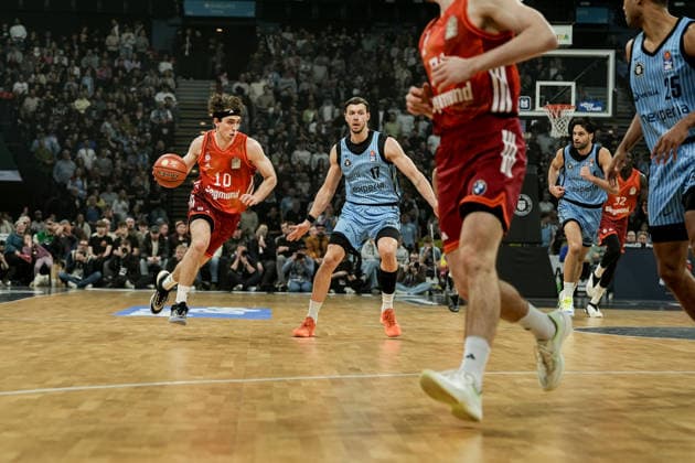 Germany easyCredit BBL, Main Round 2025 26, 22 Matchday Veolia Towers Hamburg vs FC Bayern Munich Basketball Barclays Arena Hamburg Justinian Jessup FC Bayern Munich Basketball, 10 , Jan Niklas Wimberg Veolia Towers Hamburg, 17 , Kenneth Ogbe Veolia Towers Hamburg, 25 , Benedikt Turudic Veolia Towers Hamburg, 44 Copyright: xStefanxTrochax
