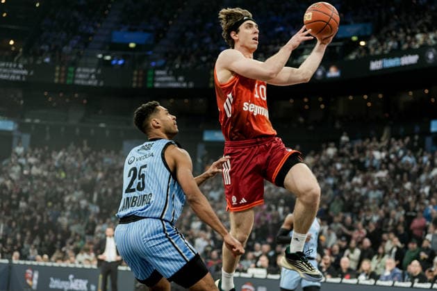 Germany easyCredit BBL, Main Round 2025 26, 22 Matchday Veolia Towers Hamburg vs FC Bayern Munich Basketball Barclays Arena Hamburg Justinian Jessup FC Bayern Munich Basketball, 10 , under the basket, Kenneth Ogbe Veolia Towers Hamburg, 25 , Osaro Jürgen Rich Veolia Towers Hamburg, 3 , Svetislav Pesic FC Bayern Munich Basketball, Head Coach Copyright: xStefanxTrochax