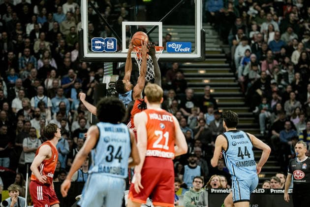 Germany easyCredit BBL, Main Round 2025 26, 22 Matchday Veolia Towers Hamburg vs FC Bayern Munich Basketball Barclays Arena Hamburg Kenneth Ogbe Veolia Towers Hamburg, 25 , Ross Williams Veolia Towers Hamburg, 34 , Benedikt Turudic Veolia Towers Hamburg, 44 , Justus Hollatz FC Bayern Munich Basketball, 21 , Wenyen Gabriel FC Bayern Munich Basketball, 32 Copyright: xStefanxTrochax