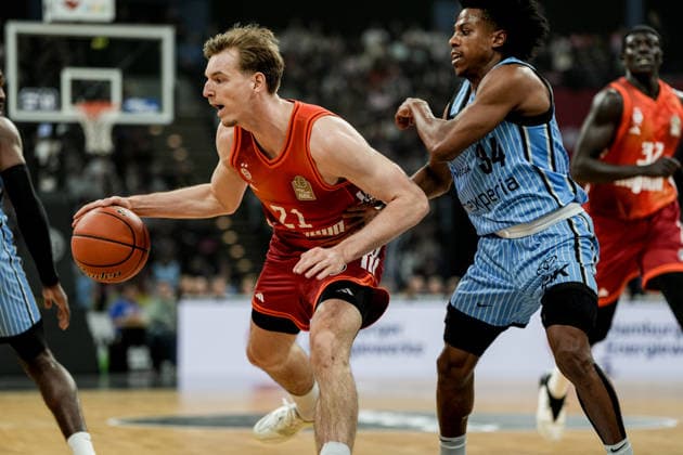 Germany easyCredit BBL, Main Round 2025 26, 22 Matchday Veolia Towers Hamburg vs FC Bayern Munich Basketball Barclays Arena Hamburg Justus Hollatz FC Bayern Munich Basketball, 21 , Ross Williams Veolia Towers Hamburg, 34 , Wenyen Gabriel FC Bayern Munich Basketball, 32 Copyright: xStefanxTrochax