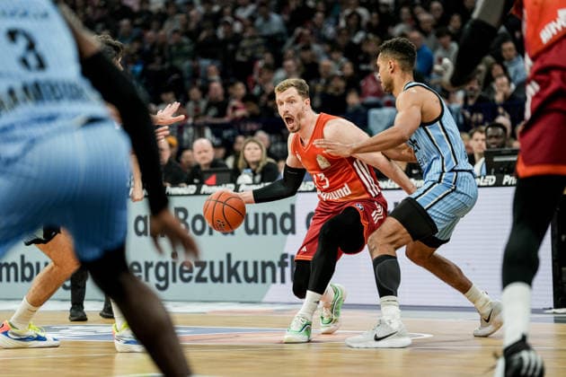 Germany easyCredit BBL, Main Round 2025 26, 22 Matchday Veolia Towers Hamburg vs FC Bayern München Basketball Barclays Arena Hamburg Kenneth Ogbe Veolia Towers Hamburg, 25 , Osaro Jürgen Rich Veolia Towers Hamburg, 3 , Andreas Obst FC Bayern München Basketball, 13 , Benedikt Turudic Veolia Towers Hamburg, 44 Copyright: xStefanxTrochax