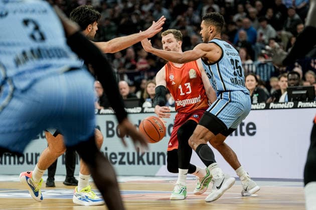 Germany easyCredit BBL, Main Round 2025 26, 22 Matchday Veolia Towers Hamburg vs FC Bayern München Basketball Barclays Arena Hamburg Kenneth Ogbe Veolia Towers Hamburg, 25 , Osaro Jürgen Rich Veolia Towers Hamburg, 3 , Andreas Obst FC Bayern München Basketball, 13 , Benedikt Turudic Veolia Towers Hamburg, 44 Copyright: xStefanxTrochax