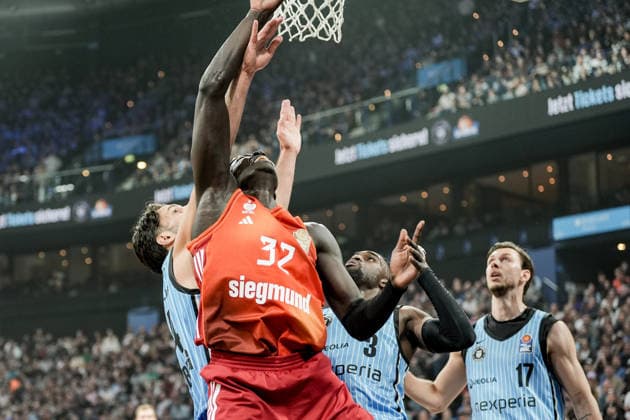 Germany easyCredit BBL, Main Round 2025 26, 22 Matchday Veolia Towers Hamburg vs FC Bayern Munich Basketball Barclays Arena Hamburg Wenyen Gabriel FC Bayern Munich Basketball, 32 , Jan Niklas Wimberg Veolia Towers Hamburg, 17 , Osaro Jürgen Rich Veolia Towers Hamburg, 3 , Benedikt Turudic Veolia Towers Hamburg, 44 , Kenneth Ogbe Veolia Towers Hamburg, 25 Copyright: xStefanxTrochax
