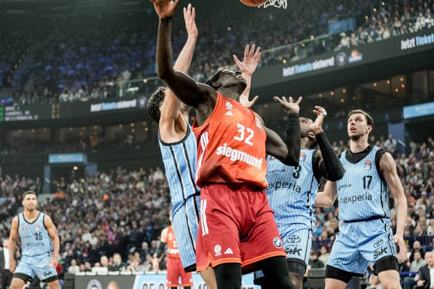 Germany easyCredit BBL, Main Round 2025 26, 22 Matchday Veolia Towers Hamburg vs FC Bayern Munich Basketball Barclays Arena Hamburg Wenyen Gabriel FC Bayern Munich Basketball, 32 , Jan Niklas Wimberg Veolia Towers Hamburg, 17 , Osaro Jürgen Rich Veolia Towers Hamburg, 3 , Benedikt Turudic Veolia Towers Hamburg, 44 , Kenneth Ogbe Veolia Towers Hamburg, 25 Copyright: xStefanxTrochax