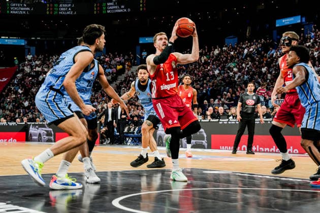 Germany easyCredit BBL, Main Round 2025 26, 22 Matchday Veolia Towers Hamburg vs FC Bayern Munich Basketball Barclays Arena Hamburg Andreas Obst FC Bayern Munich Basketball, 13 , Benedikt Turudic Veolia Towers Hamburg, 44 , Ross Williams Veolia Towers Hamburg, 34 , Devon Daniels Veolia Towers Hamburg, 21 , Xavier Rathan Mayes FC Bayern Munich Basketball, 4 , Niels Giffey FC Bayern Munich Basketball, 5 Copyright: xStefanxTrochax